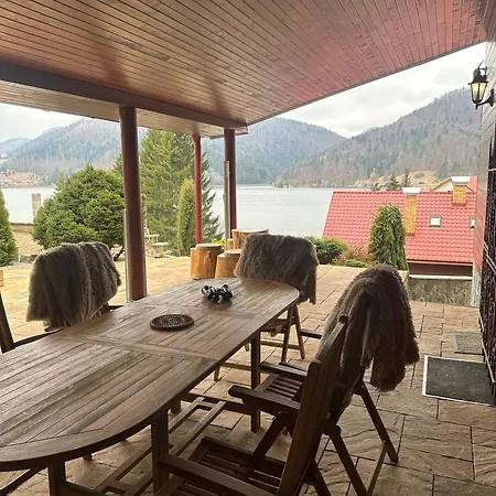 Jana Villa *